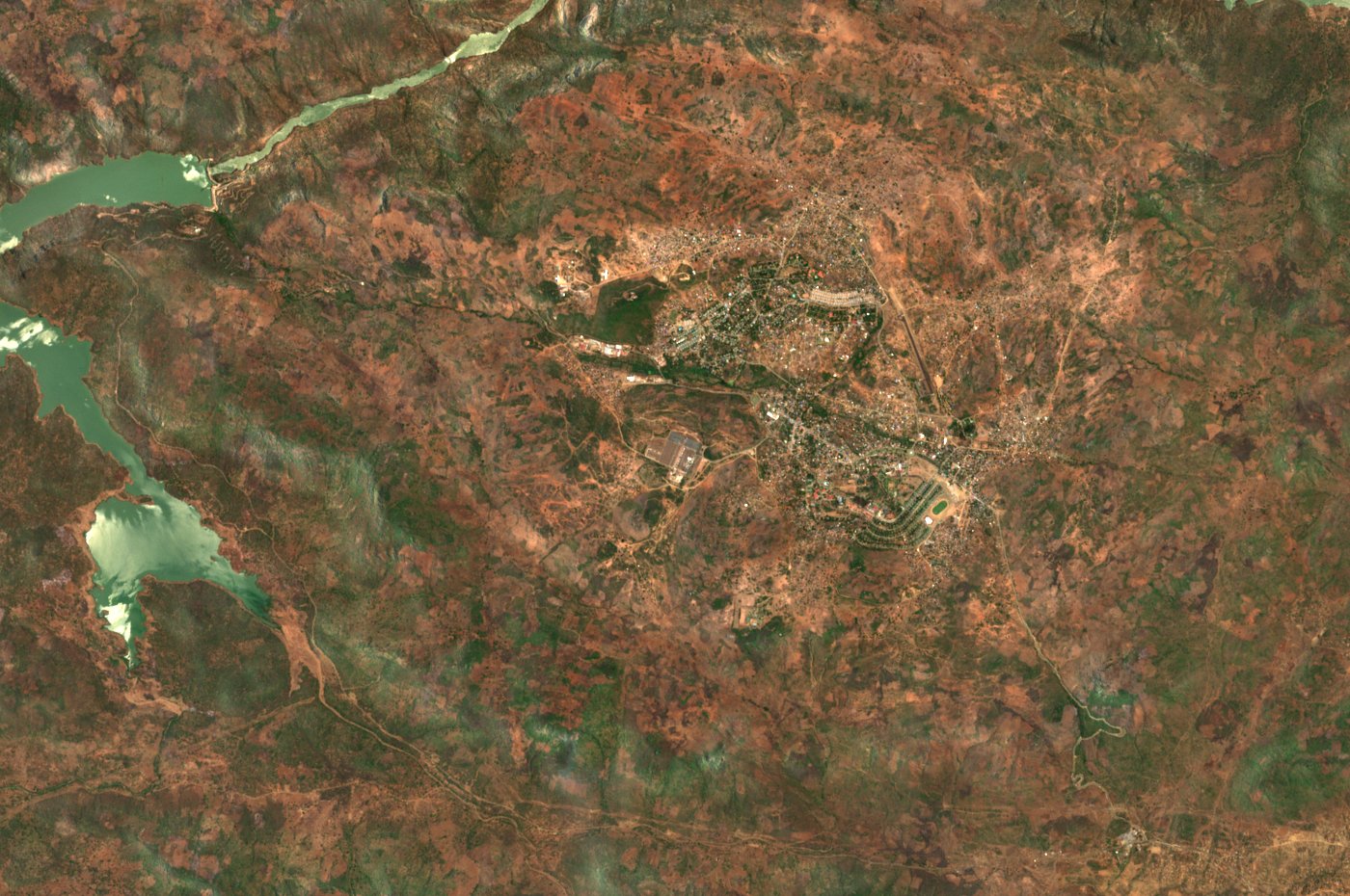 Satellite view of Songo, with the converter station at the centre where the Cahora Bassa line starts, the town around it, and the dam wall at the upper left with the reservoir behind it to the west.